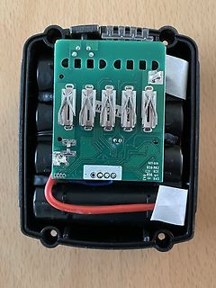 Geöffnete Elektronik mit Leiterplatte und Batterien