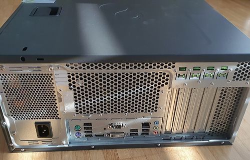 Rückansicht eines Computergehäuses mit Anschlüssen