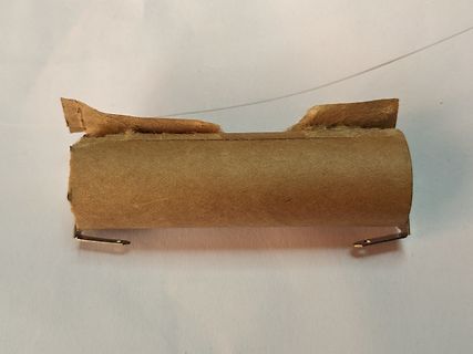 Elektrolytkondensator mit aufgerissener Papierhülle