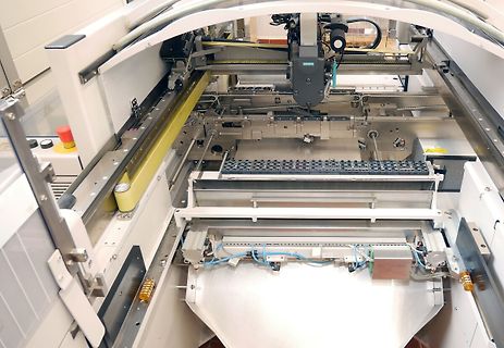 Innenansicht einer Bestückungsmaschine oder eines Pick-and-Place-Systems