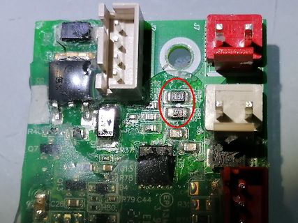 Nahaufnahme einer grünen Leiterplatte mit elektronischen Bauteilen