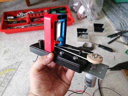 Mechanischer Aufbau mit Motor und Riemenantrieb