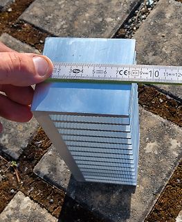 Aluminiumblock mit Maßband