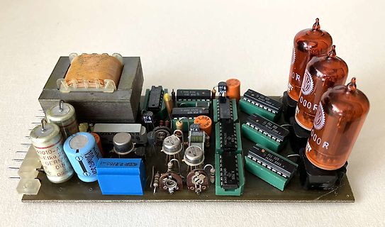 Alte Leiterplatte mit Transformator und Elektronenröhren