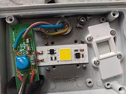 Offenes Gehäuse mit LED-Modul und Platine