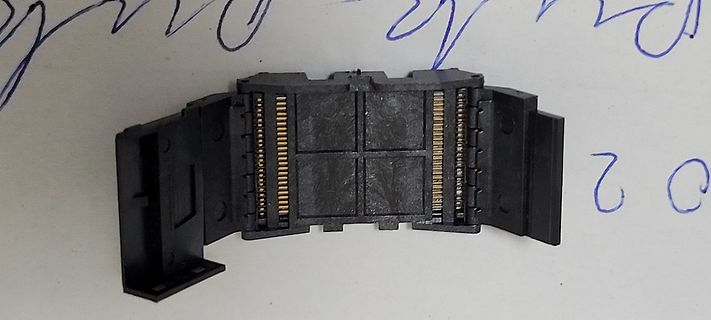 Schwarzer Kunststoffstecker mit Kontaktstiften