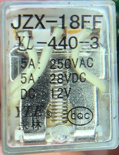 Elektromechanisches Relais in transparenter Kunststoffhülle