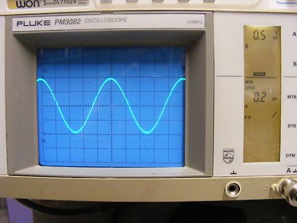 Fluke PM3082 Oszilloskop mit Sinuswelle