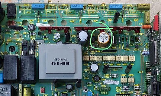 Detailaufnahme einer bestückten Leiterplatte mit Siemens-Bauteil