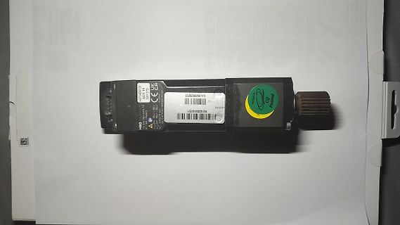 Elektronikkomponente mit Typenschild auf weißem Papier