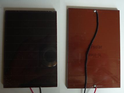 Vorder- und Rückseite eines kleinen Solarpanels
