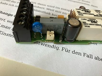 Elektronikbauteile auf einer Leiterplatte