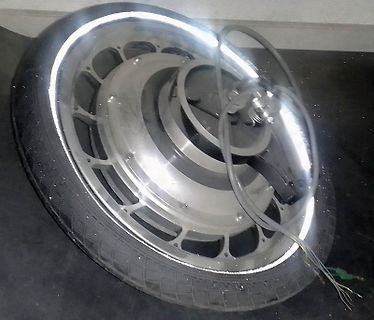 Elektromotor mit Kabeln