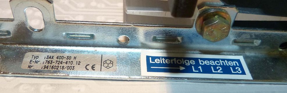 Typenschild eines elektrischen Bauteils