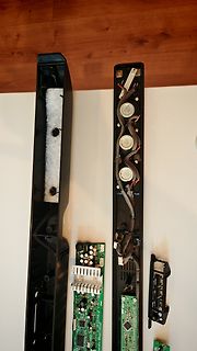 Zerlegtes elektronisches Gerät mit Leiterplatten und Komponenten