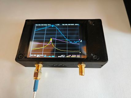 Kleines Messgerät mit Display und SMA-Anschlüssen