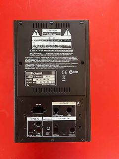 Rückseite eines Roland MA-15DBKCW Verstärkers