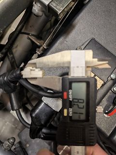 Digitaler Messschieber misst Kabel oder Bauteil