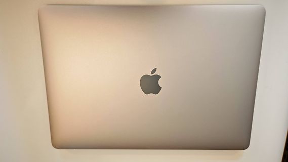 Rückseite eines Apple Laptops
