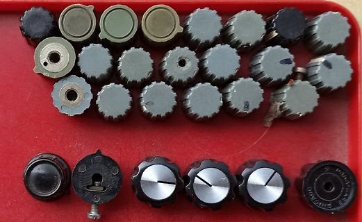 Verschiedene Drehknöpfe auf rotem Untergrund