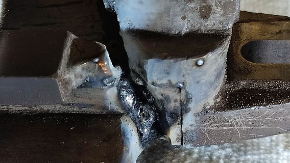 Nahaufnahme einer beschädigten oder geschmolzenen Metallstruktur