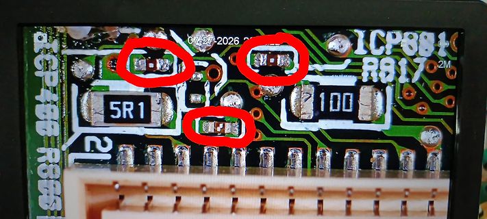 Nahaufnahme einer Leiterplatte mit markierten SMD-Bauteilen