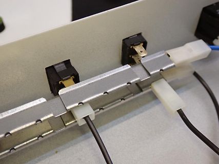 Elektrische Steckverbindungen und Schalter in einem Gehäuse