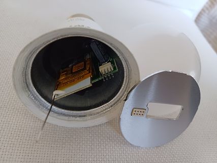 Geöffnetes elektronisches Gerät mit Leiterplatte