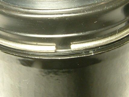 Nahaufnahme eines schwarzen Gehäuses mit Metallring