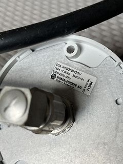 Typenschild eines Huber+Suhner Bauteils