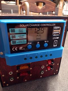 Solar Charge Controller mit Display und Anschlüssen