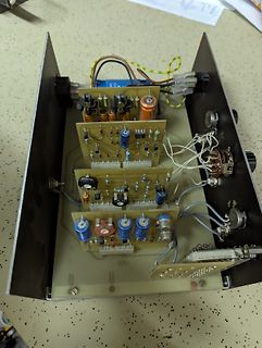 Innenansicht eines elektronischen Geräts mit mehreren Platinen