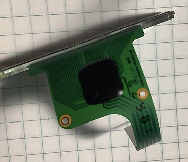 Flexibler Leiterplattenabschnitt mit schwarzem Bauteil