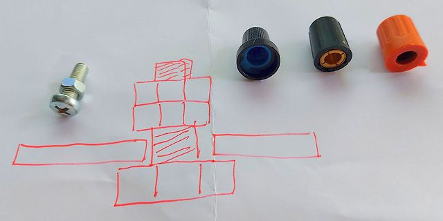 Schraube, Buchsen und handgezeichnete Skizze