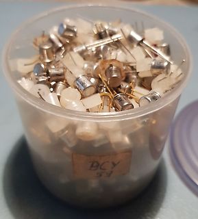 Behälter mit Transistoren