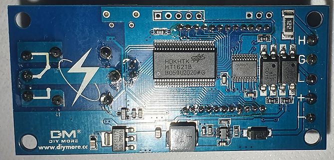 Blaue Leiterplatte mit Mikrocontroller und elektronischen Bauteilen