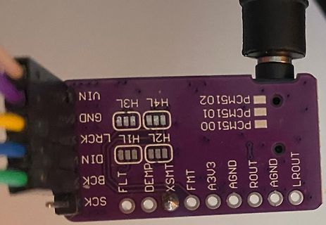 Detailaufnahme einer violetten Leiterplatte mit Beschriftungen