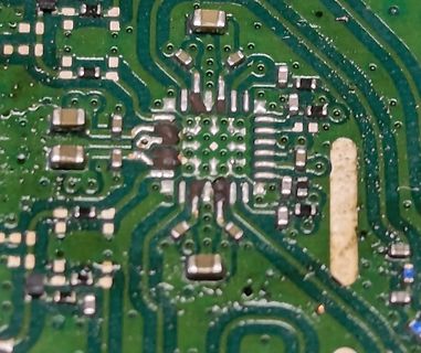 Makroaufnahme einer Leiterplatte mit SMD-Bauteilen