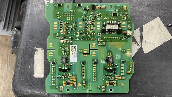 Grüne Leiterplatte mit elektronischen Bauteilen