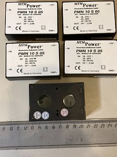 Vier MTM Power Netzteile und ein Messaufbau