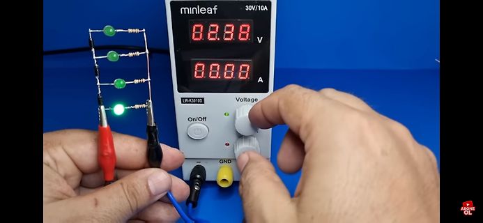 Labornetzteil mit LED-Reihe und Messung