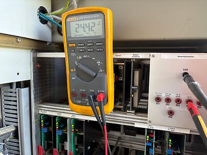 Multimeter Messung an einem Schaltschrank