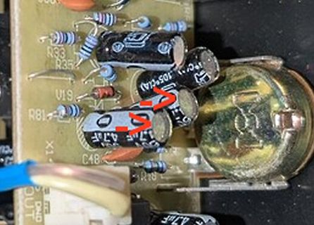 Nahaufnahme einer Leiterplatte mit Elektrolytkondensatoren