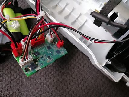 Geöffnete Elektronik mit Leiterplatte und Kabeln