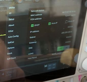 Display eines Oszilloskops mit Netzwerkeinstellungen
