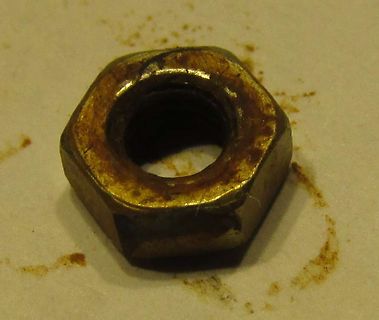 Metallmutter auf Untergrund