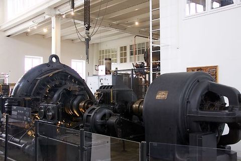 Große Industriemaschine in einer Ausstellungshalle