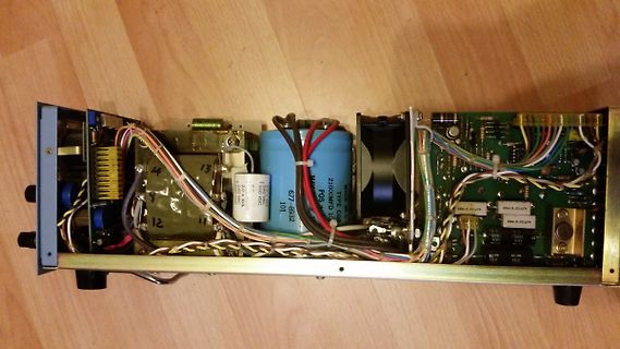 Innenansicht eines Netzteils mit Transformator und Kondensatoren