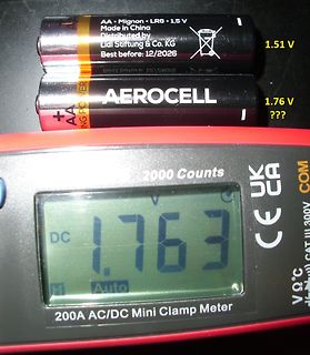 Messung der Spannung von AA-Batterien mit Multimeter