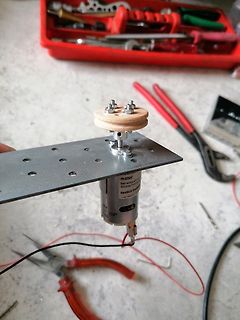 DC-Motor mit Holzscheibe auf Metallplatte